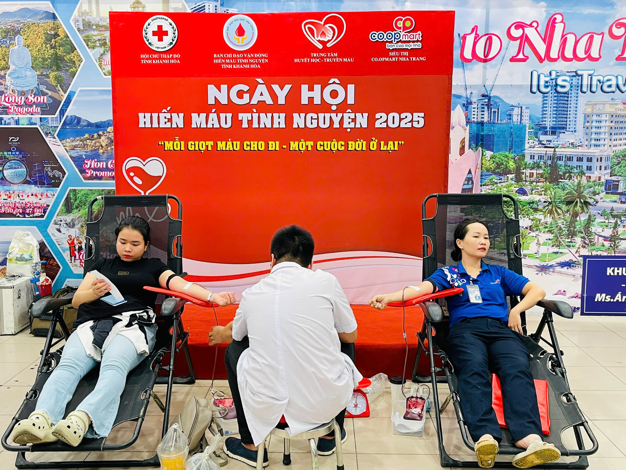Hơn 100 cán bộ, công nhân viên Co.opmart Nha Trang tham gia hiến máu tình nguyện (Co.opmart Nha Trang Staff Donate Blood in Act of Community Support)